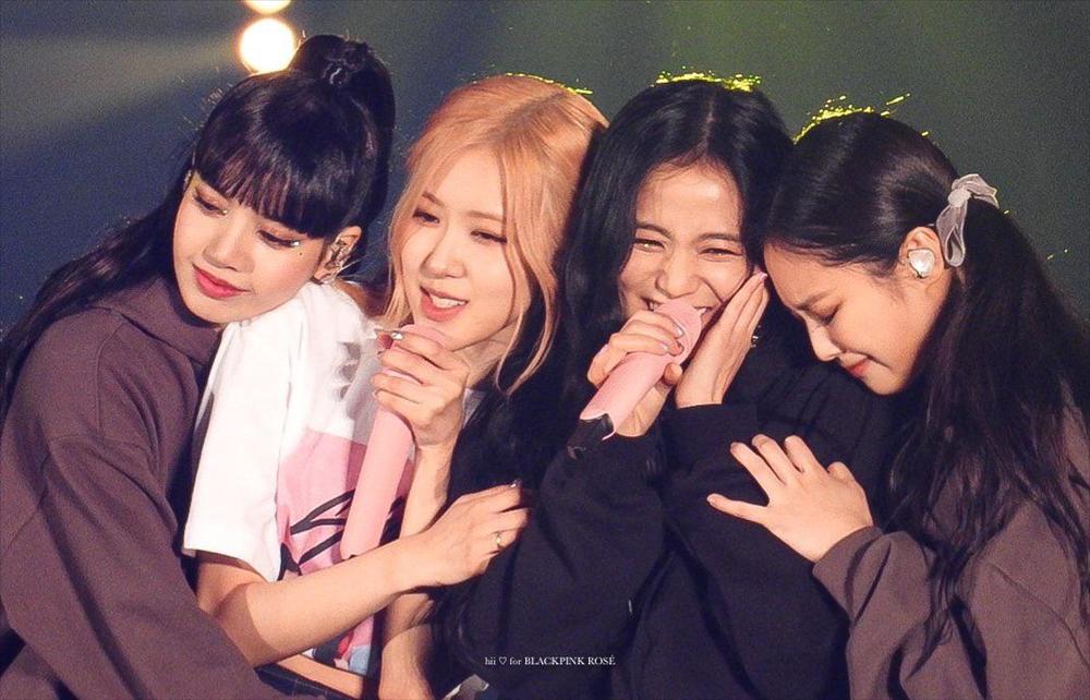 Jennie ngã trong concert BLACKPINK vẫn bị netizen chỉ trích nhảy lỗi-1