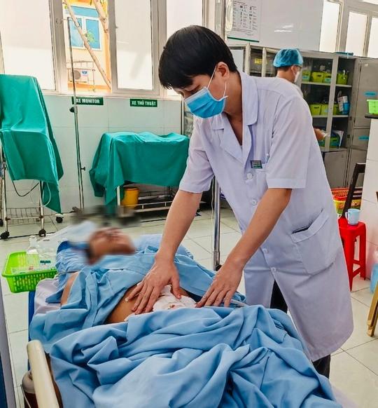 Lưỡi cưa cắt đá văng trúng, cắm sâu vào bụng người đàn ông-2