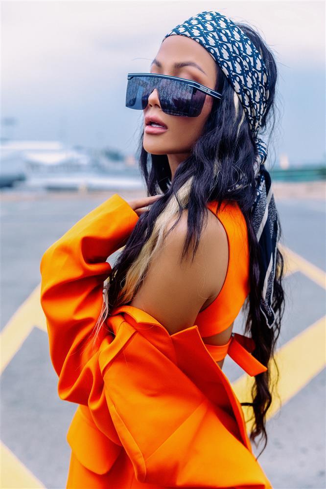 HHen Niê khoe eo nhỏ xíu, dát đầy hàng hiệu ở sân bay-4