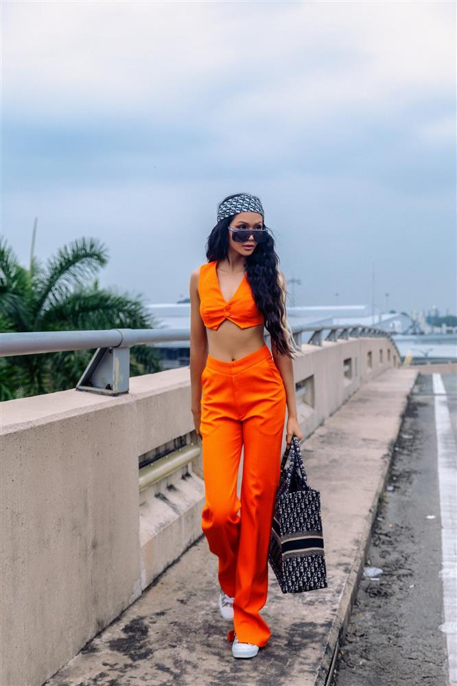 HHen Niê khoe eo nhỏ xíu, dát đầy hàng hiệu ở sân bay-3