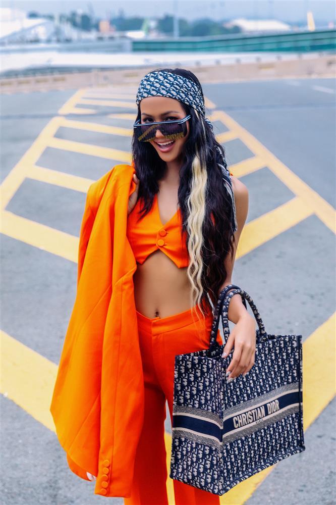 HHen Niê khoe eo nhỏ xíu, dát đầy hàng hiệu ở sân bay-1