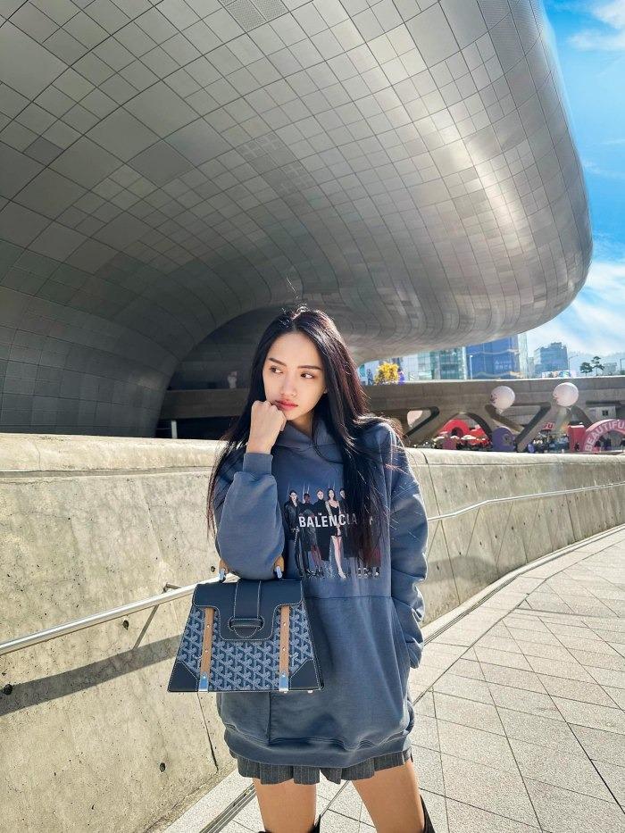 Thời trang đường phố như gái 20 của Hương Giang tại Hàn Quốc-3