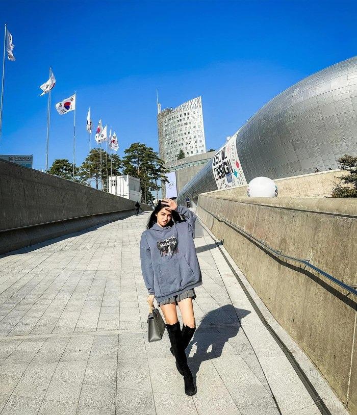 Thời trang đường phố như gái 20 của Hương Giang tại Hàn Quốc-2