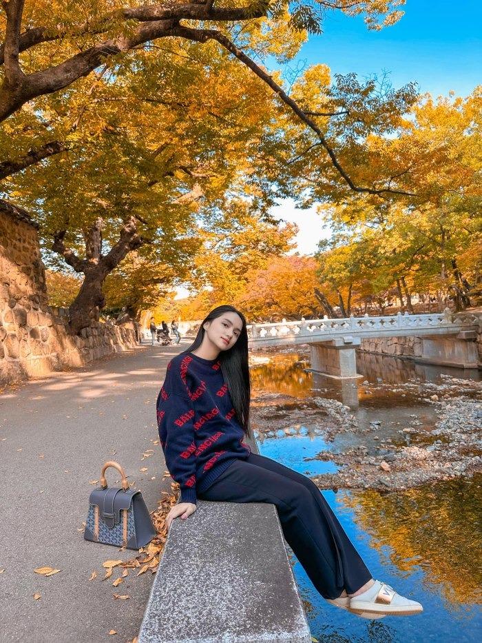 Thời trang đường phố như gái 20 của Hương Giang tại Hàn Quốc-5