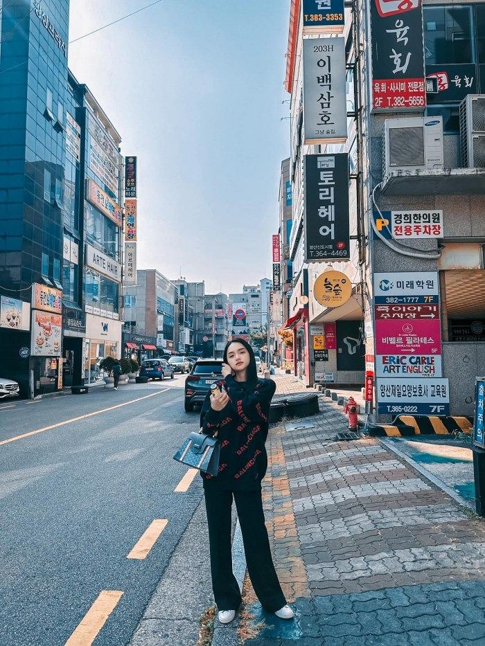 Thời trang đường phố như gái 20 của Hương Giang tại Hàn Quốc-6