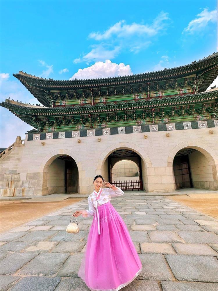 Thời trang đường phố như gái 20 của Hương Giang tại Hàn Quốc-10