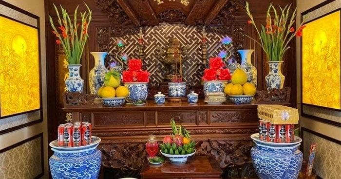 Lọ hoa đặt trên ban thờ bên trái hay bên phải mới đúng chuẩn?-2