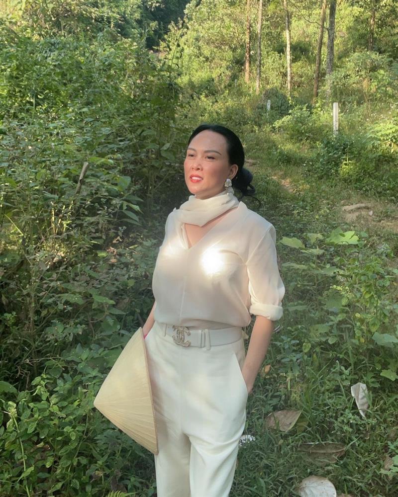 Phượng Chanel thăng hạng nhan sắc nhờ khéo chọn khăn quàng-1