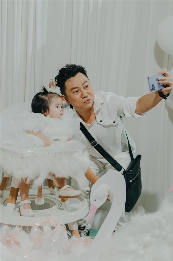 Kiều Minh Tuấn một mình một kiểu khi đến tiệc có dresscode-4