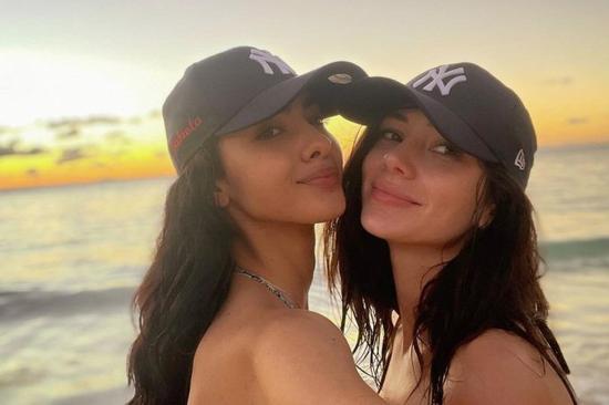 Khoảnh khắc ngọt ngào của 2 Hoa hậu Hòa bình vừa cưới nhau