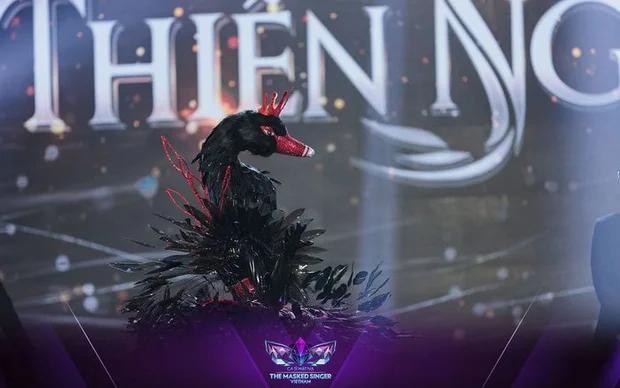 Mascot Thiên Nga Đen của Ca Sĩ Mặt Nạ mượn ý tưởng từ bản Mỹ?-1