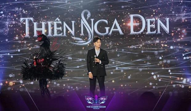 Mascot Thiên Nga Đen của Ca Sĩ Mặt Nạ mượn ý tưởng từ bản Mỹ?-2