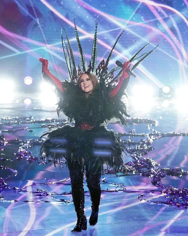 Mascot Thiên Nga Đen của Ca Sĩ Mặt Nạ mượn ý tưởng từ bản Mỹ?-4