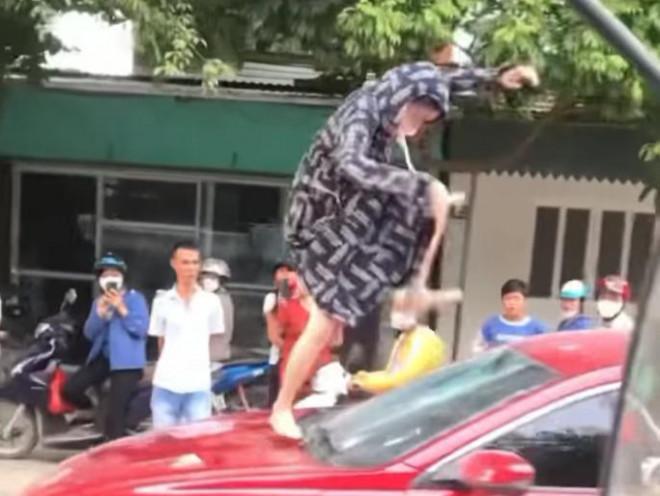 Người phụ nữ tung cước đạp vỡ kính ô tô, cắn đứt tai cô gái bị khởi tố-1