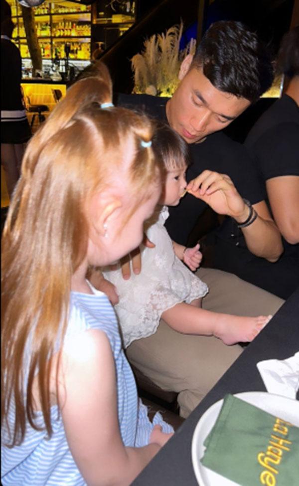 Hành động siêu cute Bùi Tiến Dũng khi vợ Tây sắp sinh quý tử-3