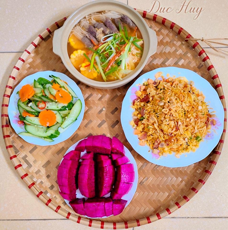 Chồng người ta khiến chị em ái mộ với loạt mâm cơm nấu cho vợ-11