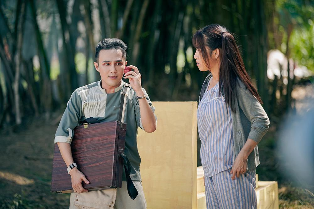 Puka ăn bùn, bới rác vào vai kẻ bị điên trong phim tâm linh-4