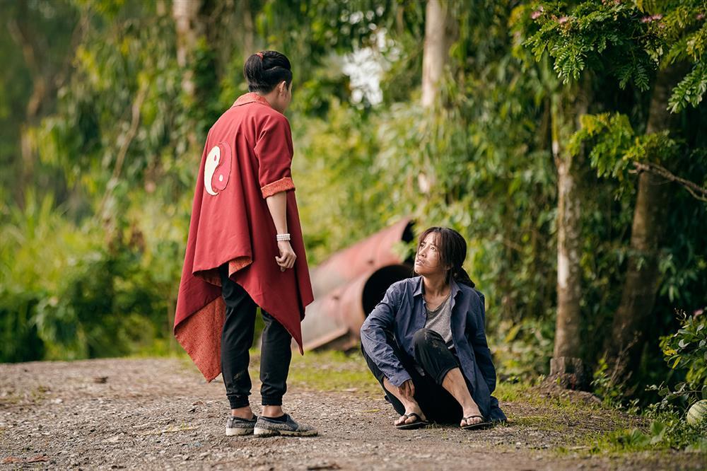 Puka ăn bùn, bới rác vào vai kẻ bị điên trong phim tâm linh-3