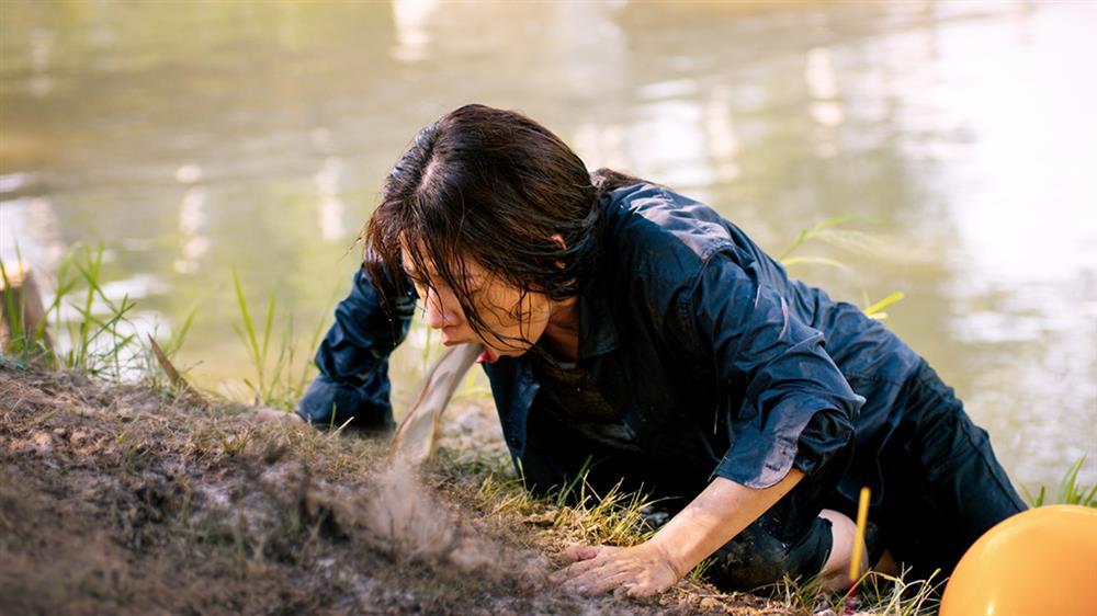 Puka ăn bùn, bới rác vào vai kẻ bị điên trong phim tâm linh-5