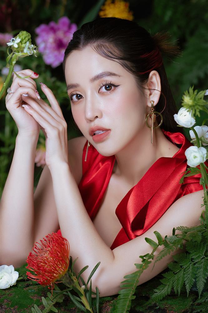 Puka ăn bùn, bới rác vào vai kẻ bị điên trong phim tâm linh-8