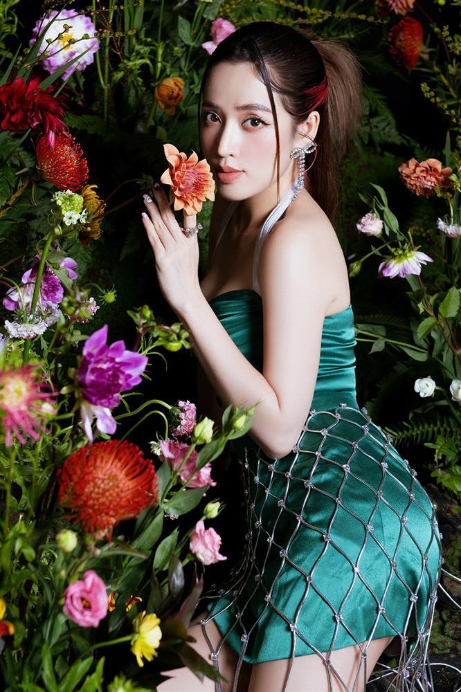 Puka ăn bùn, bới rác vào vai kẻ bị điên trong phim tâm linh-9