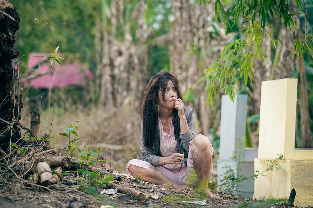 Puka ăn bùn, bới rác vào vai kẻ bị điên trong phim tâm linh-6