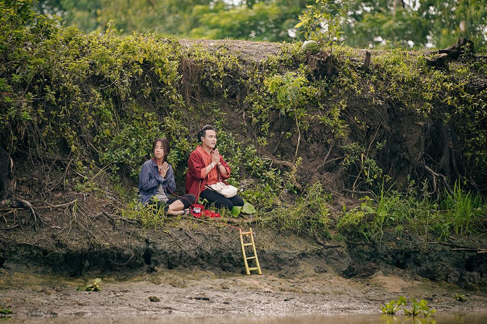 Puka ăn bùn, bới rác vào vai kẻ bị điên trong phim tâm linh-7