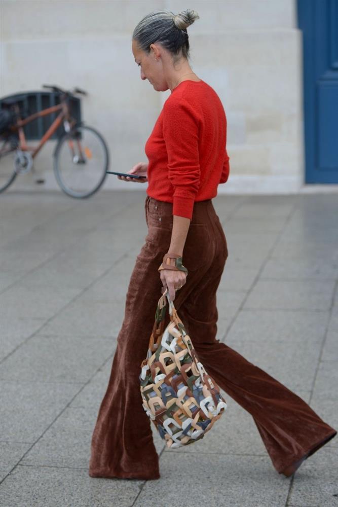 Quần ống loe tái xuất, tín đồ thời trang săn đón nhiệt tình-1