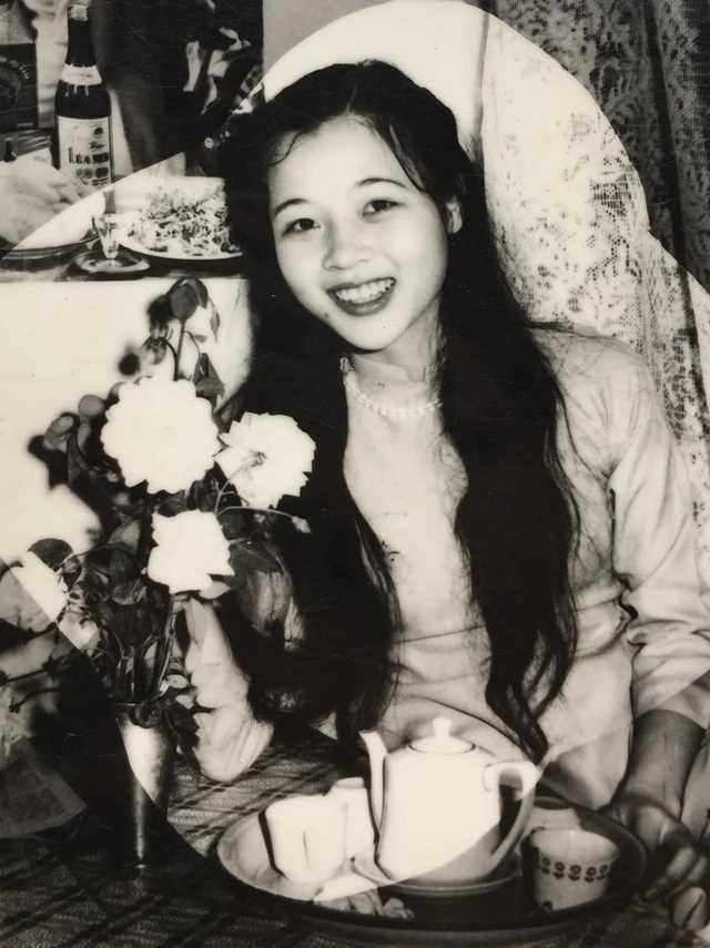 Nhan sắc mẹ ruột các nàng hậu: Mẹ Tiểu Vy đẹp lấn át con gái-1