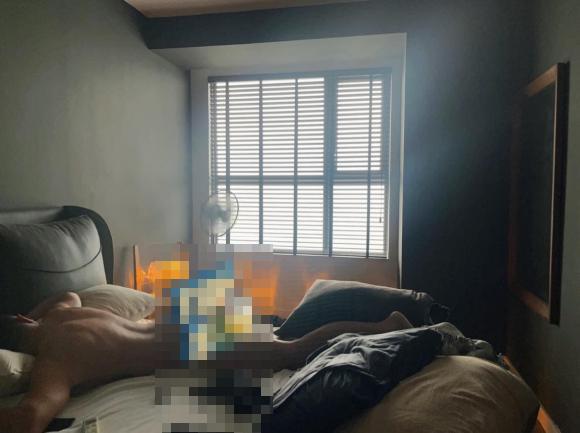 Nam MC nổi tiếng khoe ảnh cực bạo trên giường sau tai nạn-1