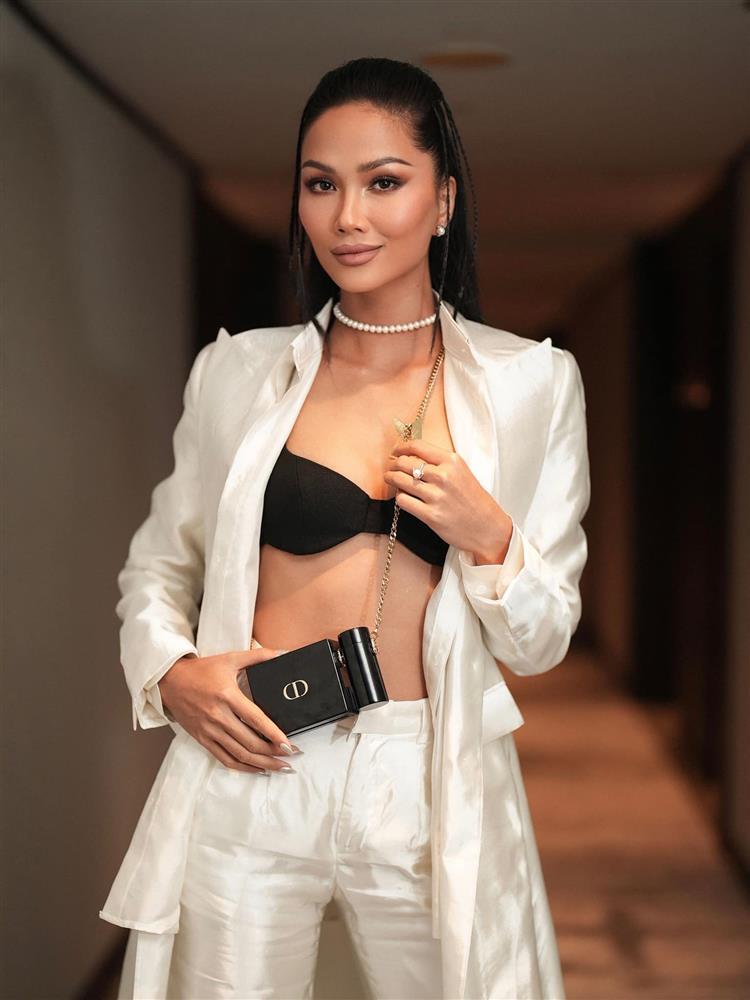 HHen Niê bị chê vì mặc trang phục nhàu nát nhưng bị oan?-5