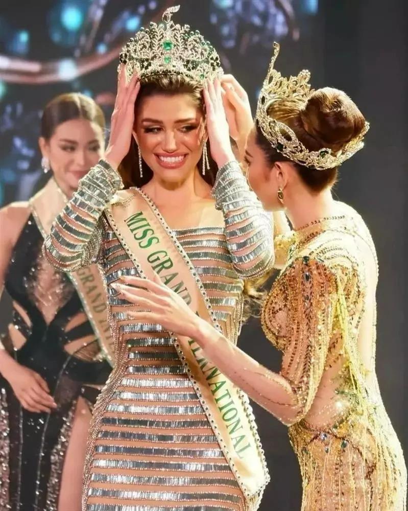 Miss Grand 2022 đụng dáng Thùy Tiên, ai sang hơn?-3