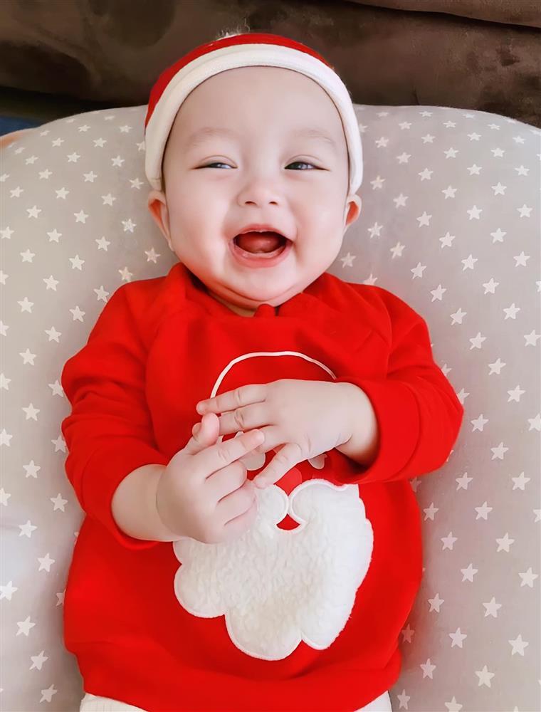 Bằng Kiều hé lộ loạt ảnh lúc mới sinh của con trai thứ 4-5