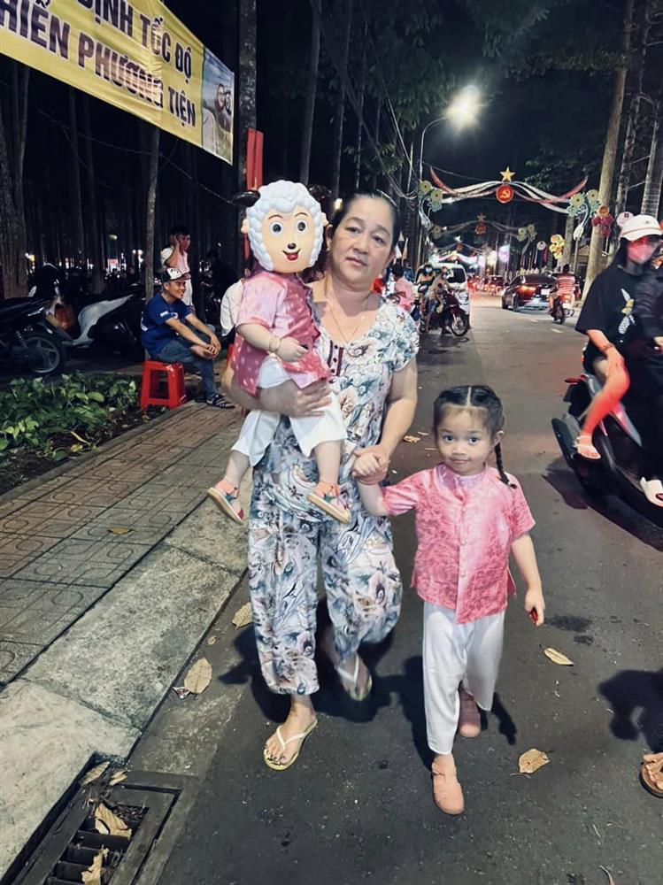 Lê Dương Bảo Lâm bùi ngùi cảnh mẹ vợ 1 nách 3 cháu-3