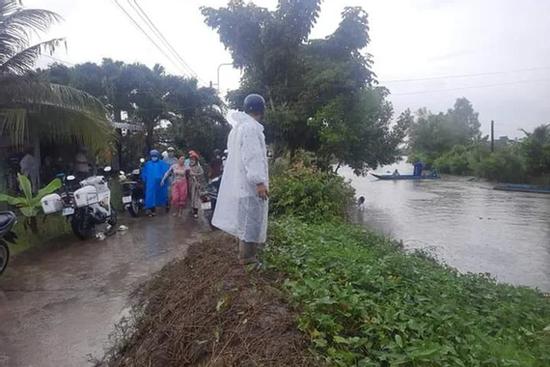 Xe máy rơi xuống sông, nữ sinh tử vong trên đường đi học