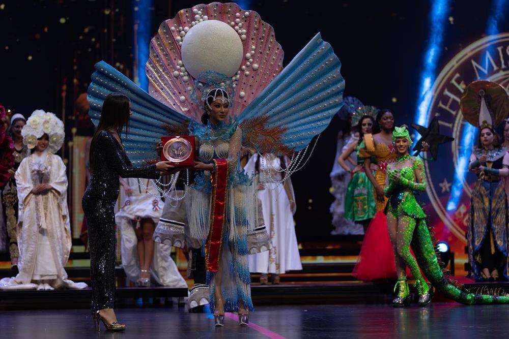 Vương miện quốc tế của Lâm Thu Hồng nhái hàng Việt Nam?-6