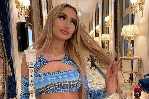 Không được vào nhà hàng vì mặc quá crop top trễ cổ-1