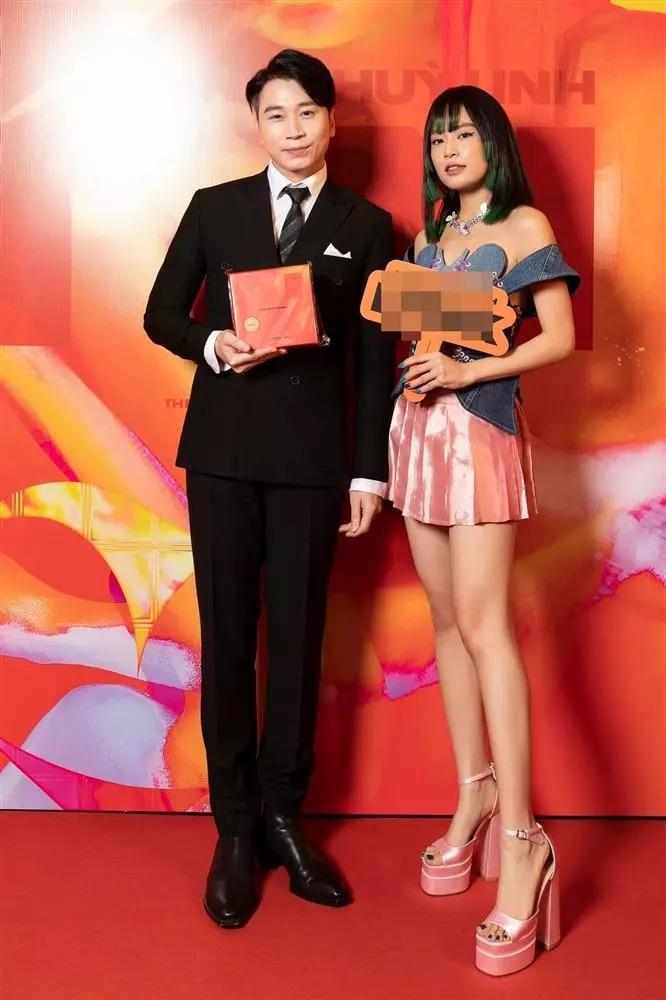 Minh Tú, Hà Hồ như người khổng lồ vì kéo dài chân bất chấp-5