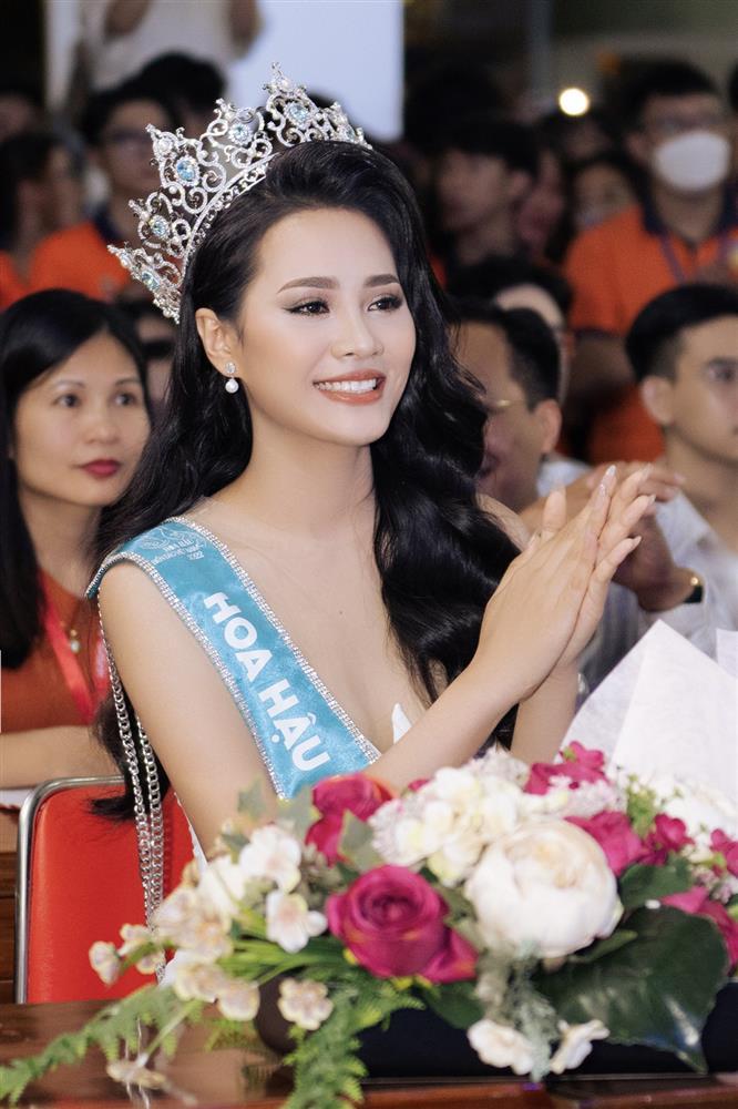 Hoa hậu Đinh Như Phương về thăm trường sau đăng quang-1