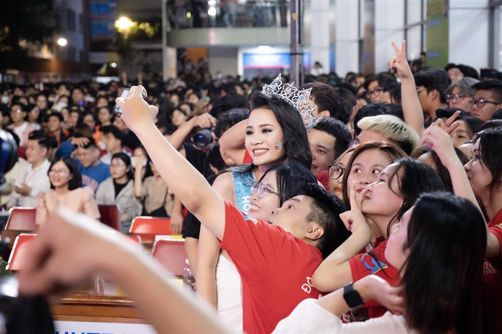 Hoa hậu Đinh Như Phương về thăm trường sau đăng quang-3