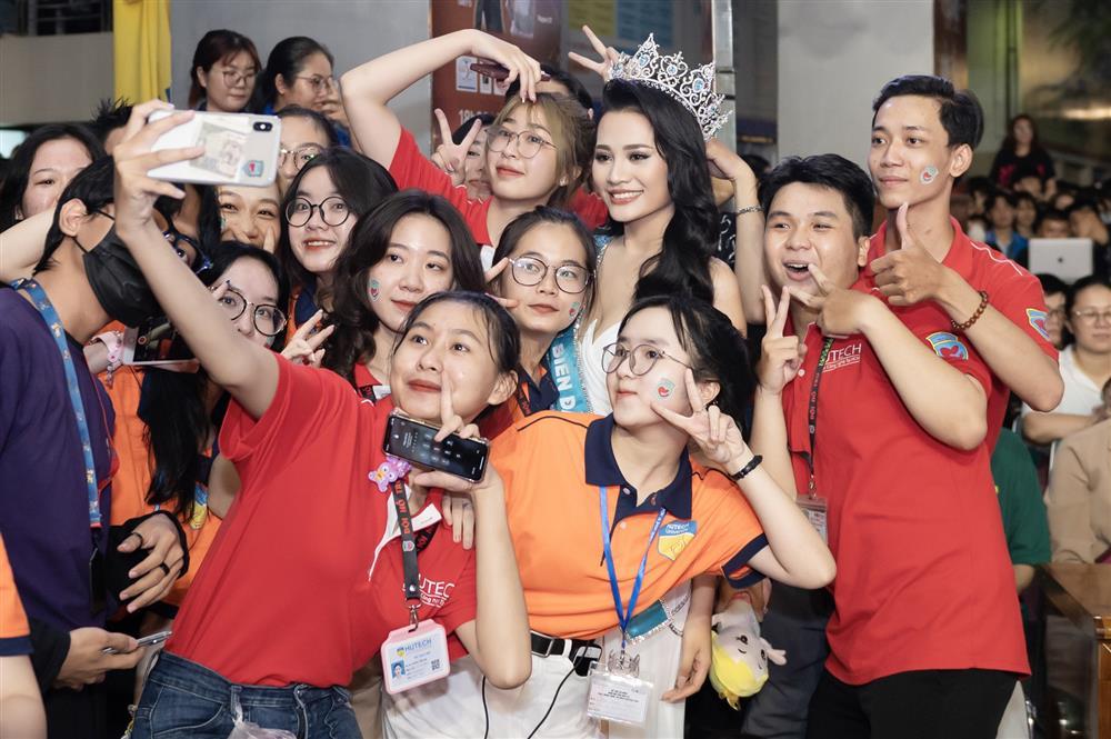 Hoa hậu Đinh Như Phương về thăm trường sau đăng quang-4