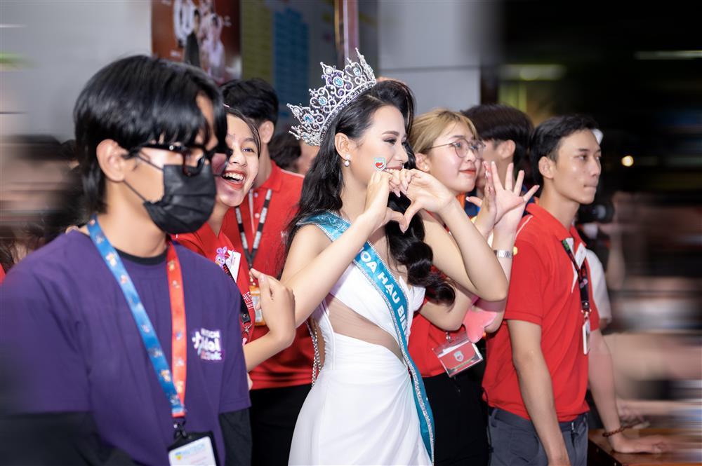 Hoa hậu Đinh Như Phương về thăm trường sau đăng quang-5