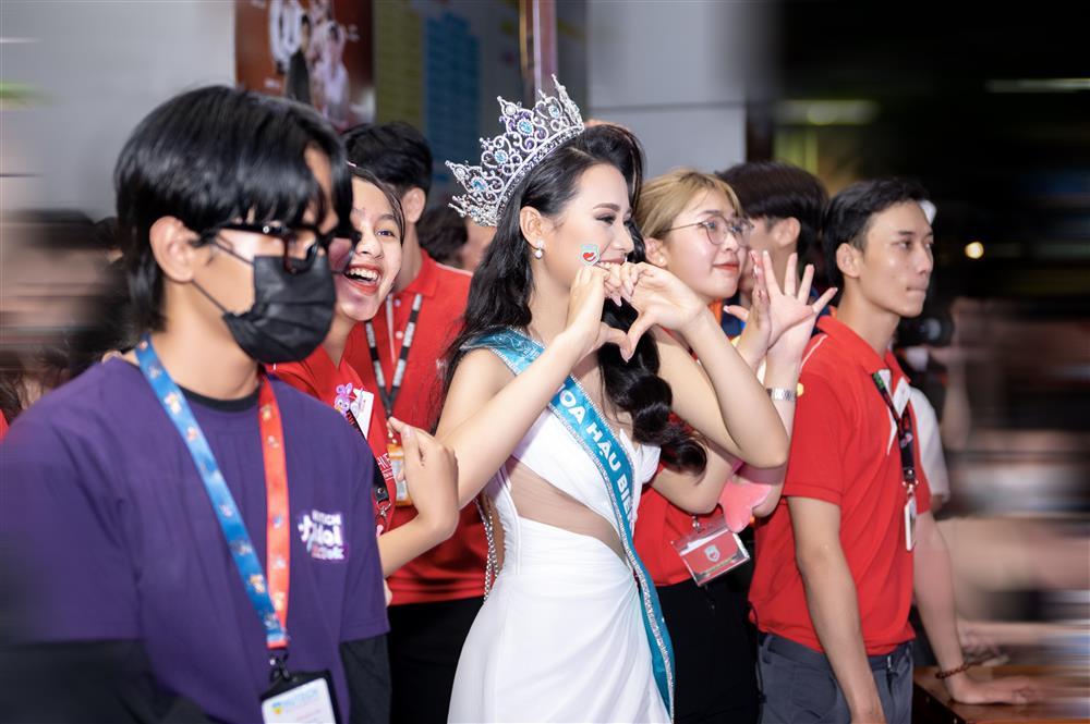 Hoa hậu Đinh Như Phương về thăm trường sau đăng quang-5