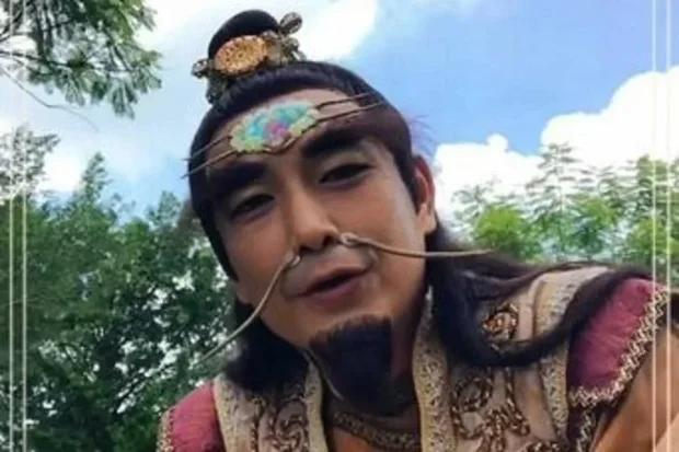 Nam thần tượng phải đi bán đồ nướng vì quá khứ quấy rối phụ nữ-5