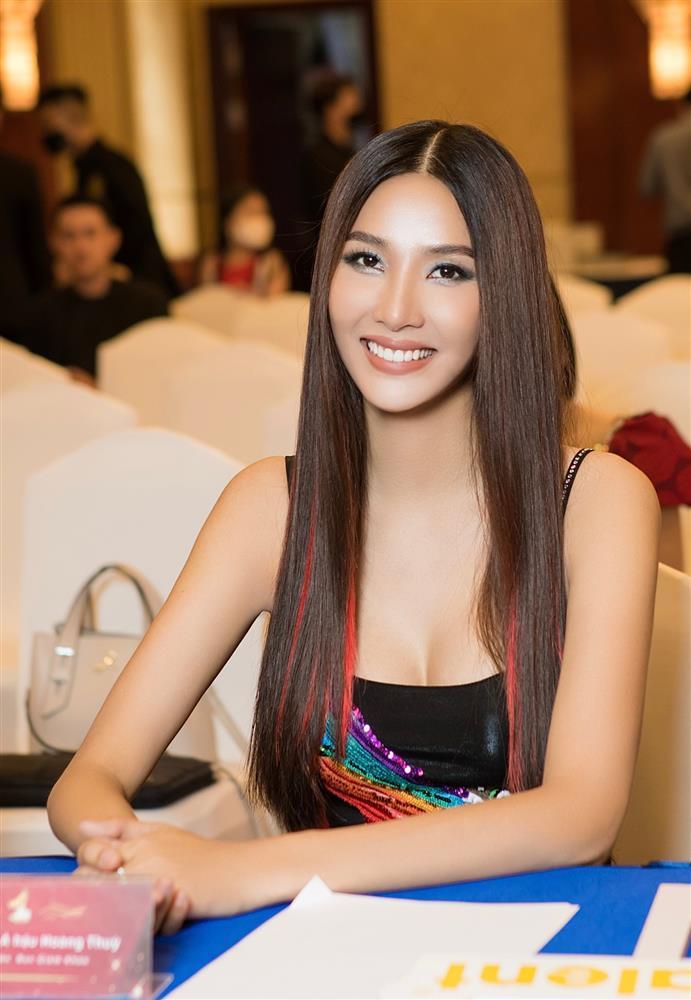 Nhan sắc Hoàng Thùy lên hẳn vài bậc khi chỉnh sửa một bộ phận-2