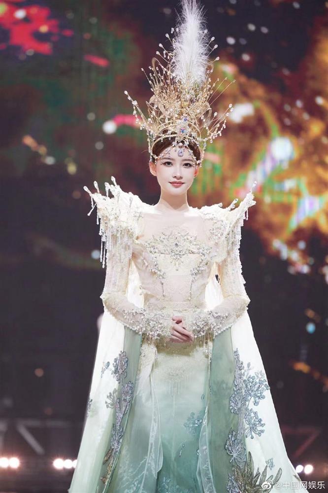 Tôn Di đẹp choáng ngợp tại lễ trao giải Kim Ưng 2022-1