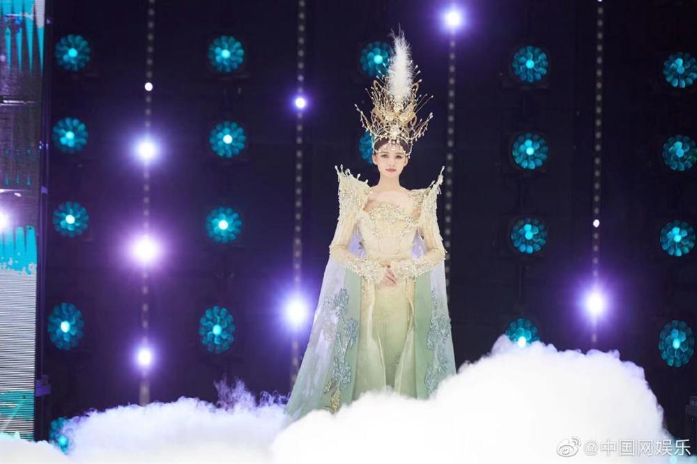 Tôn Di đẹp choáng ngợp tại lễ trao giải Kim Ưng 2022-2