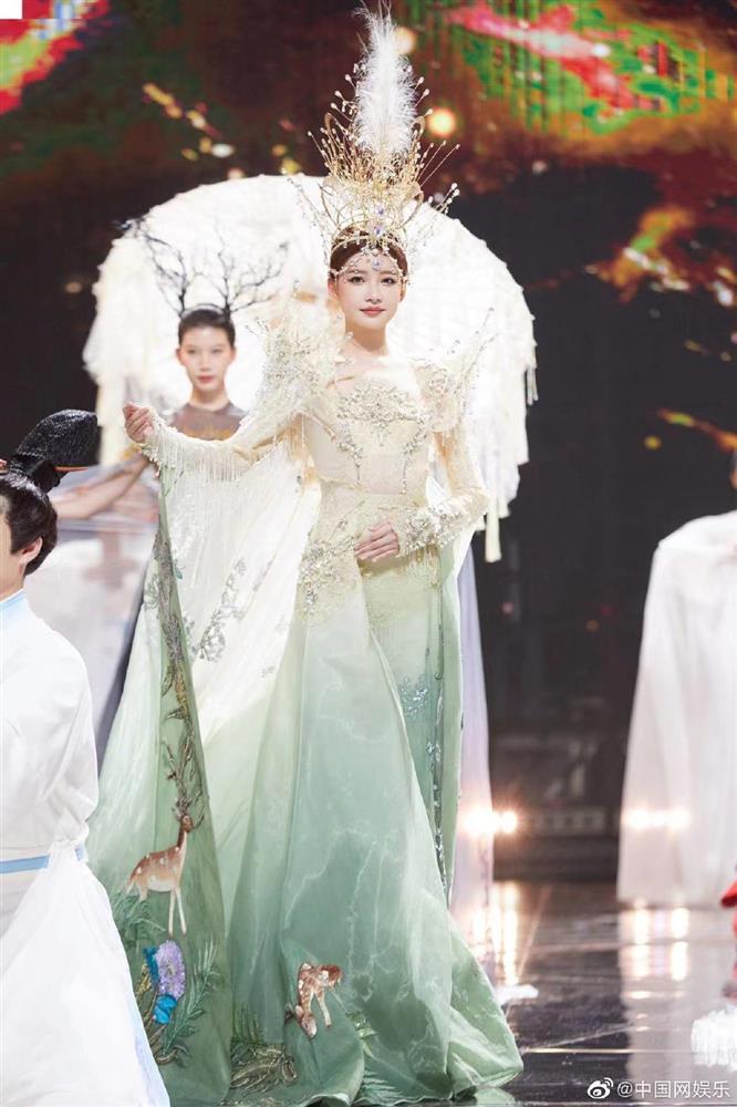 Tôn Di đẹp choáng ngợp tại lễ trao giải Kim Ưng 2022-7