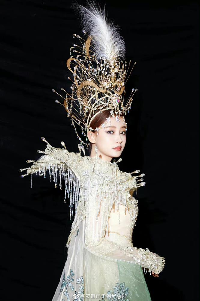 Tôn Di đẹp choáng ngợp tại lễ trao giải Kim Ưng 2022-9