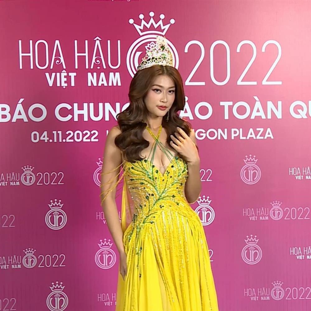 Nhan sắc Thiên Ân gánh còng lưng chiếc vương miện-1